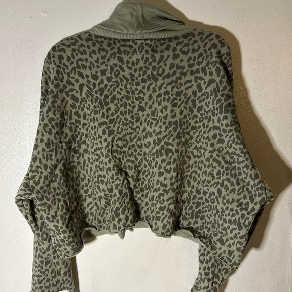 American Eagle Turtle Neck Crop Sweatshirt Size M - Picture 2 of 4